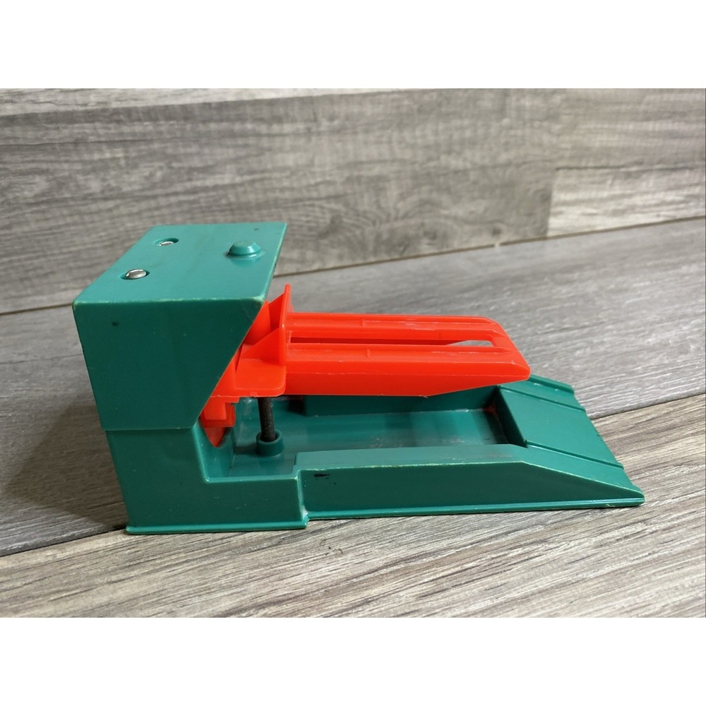 Vintage 1970s Fisher Price Little People Parking Garage Car Ramp Lift #930 Works